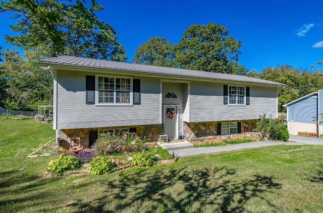 split foyer home featuring a front lawn