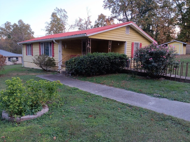 view of front of home with a front lawn