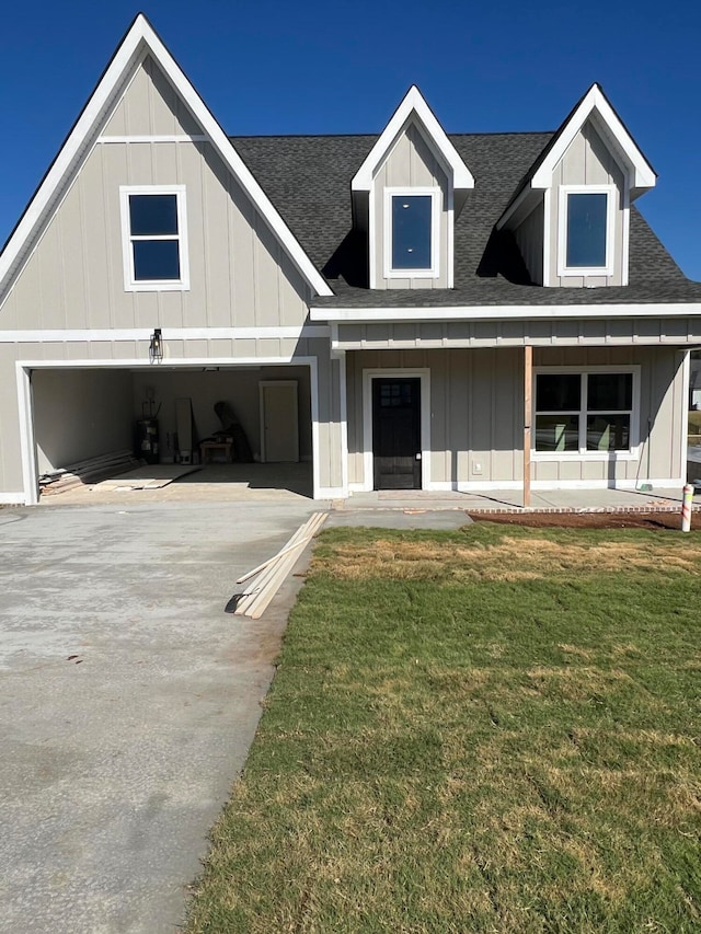 view of front facade featuring a front lawn and a garage