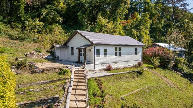 719 Federal St, Chattanooga, TN 37405 - ranch-style home featuring metal roof, crawl space, and a front lawn