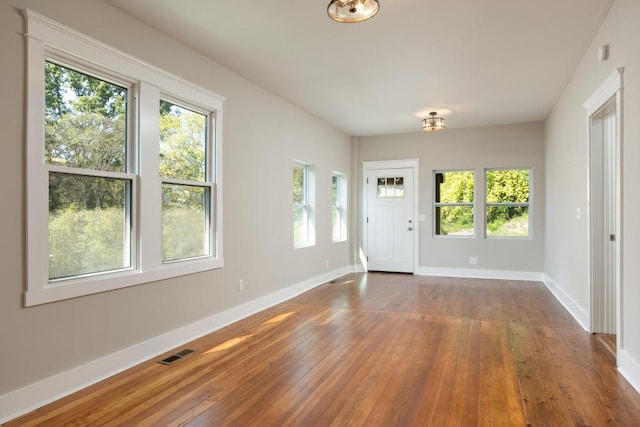 719 Federal St, Chattanooga, TN 37405 - foyer entrance featuring wood-type flooring, visible vents, and baseboards