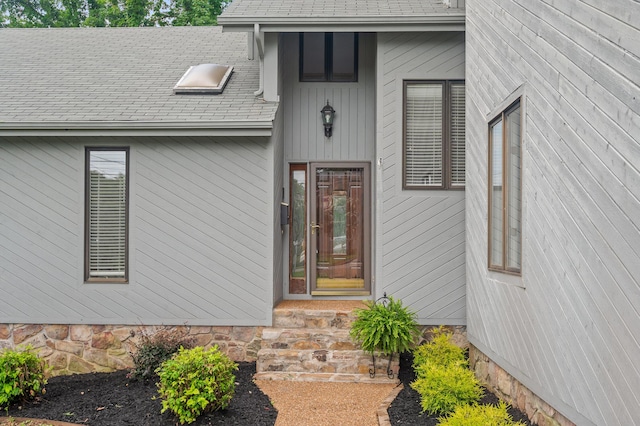 2508 Lake Dweller Ln, Hixson, TN 37343 - property entrance with a shingled roof