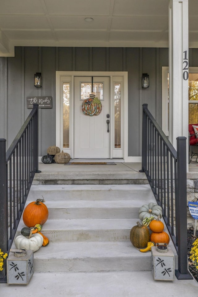 entrance to property featuring a porch