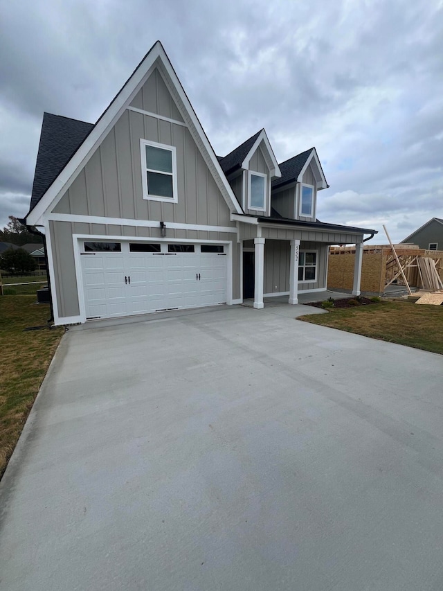 view of front of home featuring a front yard and a garage