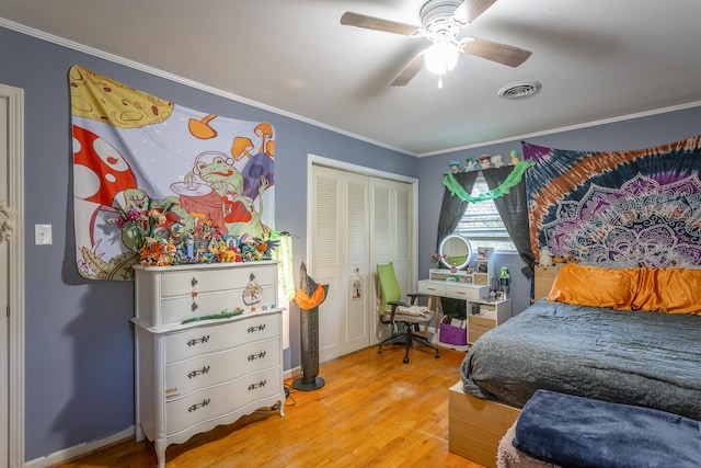 bedroom featuring a closet, ceiling fan, ornamental molding, and light hardwood / wood-style floors