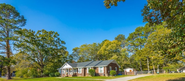 view of front of property with a front yard