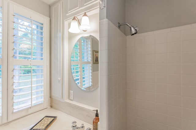 bathroom featuring a tile shower