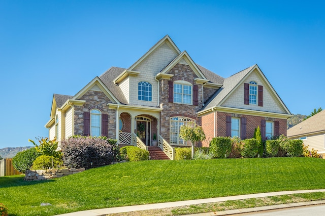 view of front of home featuring a front yard