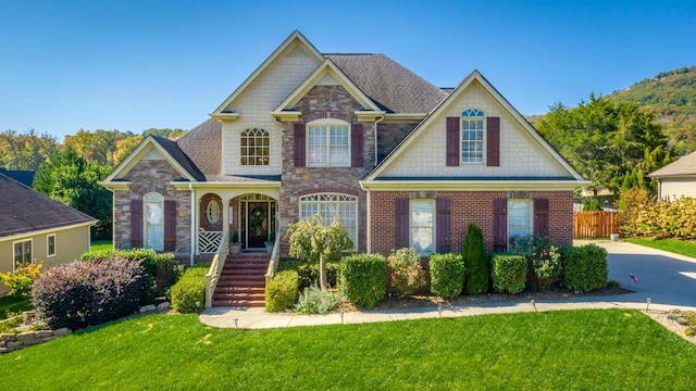 craftsman inspired home featuring a front yard