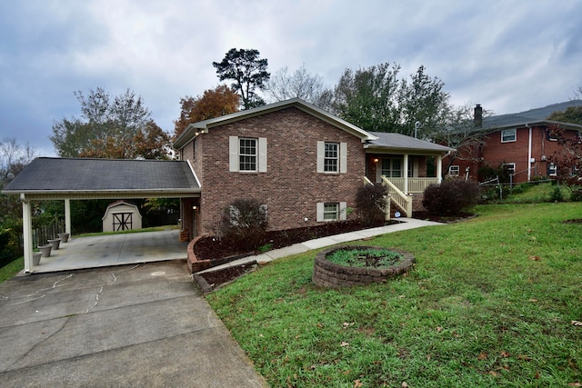 view of front of home with a carport and a front yard