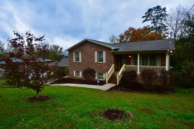 view of front facade with a front lawn and covered porch