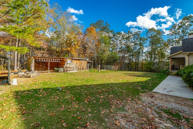 view of yard featuring an outdoor structure