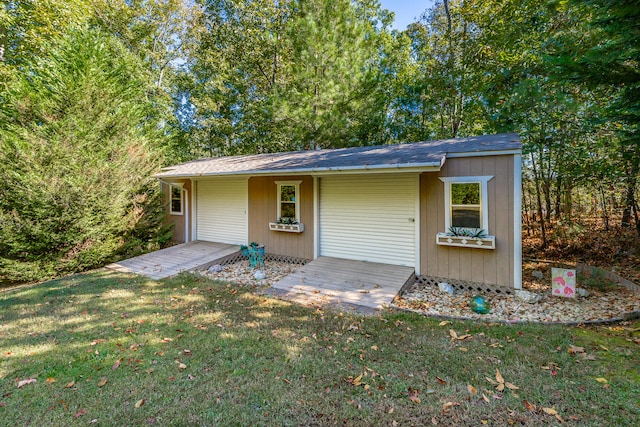 view of outdoor structure featuring a yard