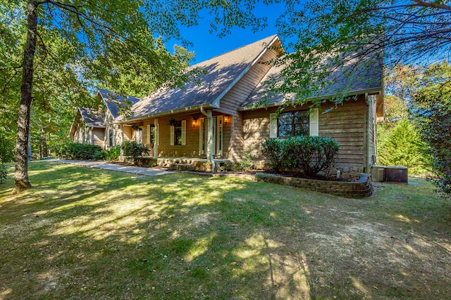 view of front of home featuring a front yard