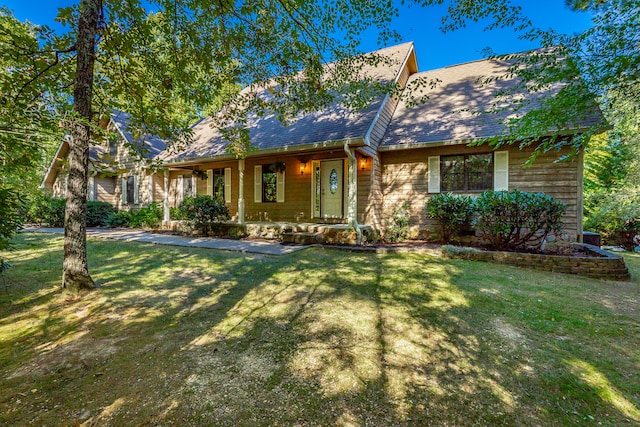 view of front facade featuring a front lawn