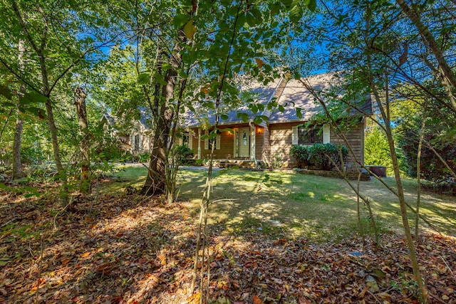 view of front of home featuring a front yard