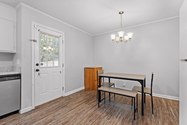 dining space featuring crown molding, a notable chandelier, and wood-type flooring