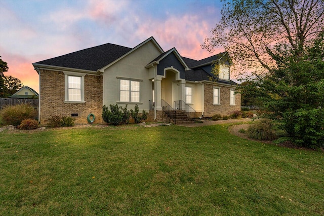 view of front of house featuring a lawn