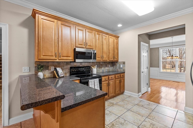 kitchen featuring tasteful backsplash, ornamental molding, electric range, and kitchen peninsula