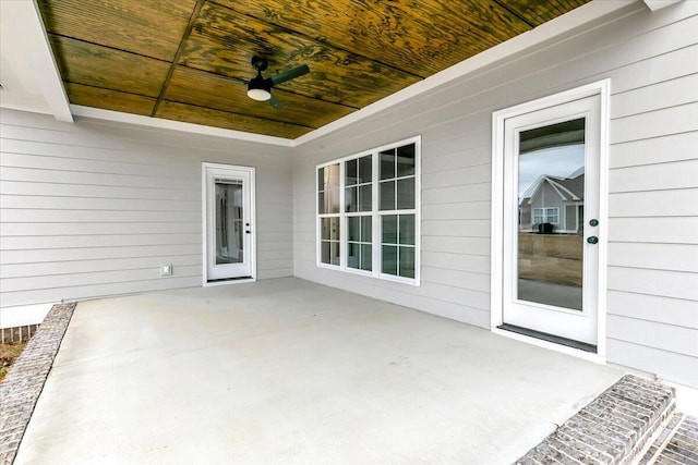 view of patio with ceiling fan