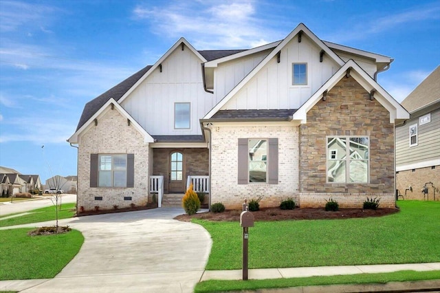 craftsman-style house featuring a front lawn