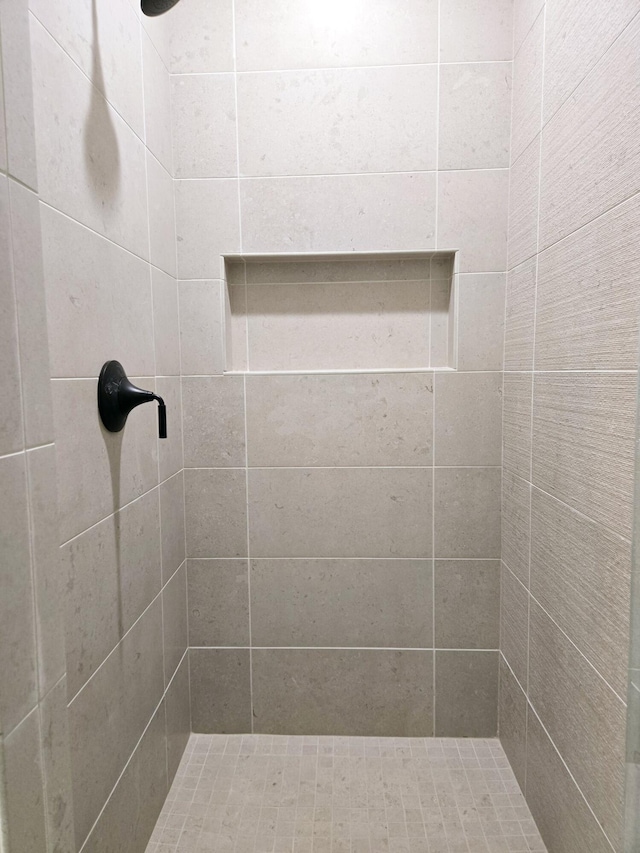 bathroom featuring tiled shower