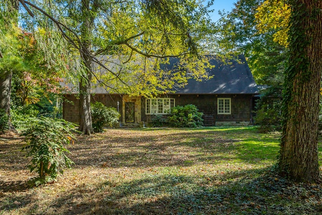 view of front of home with a front yard