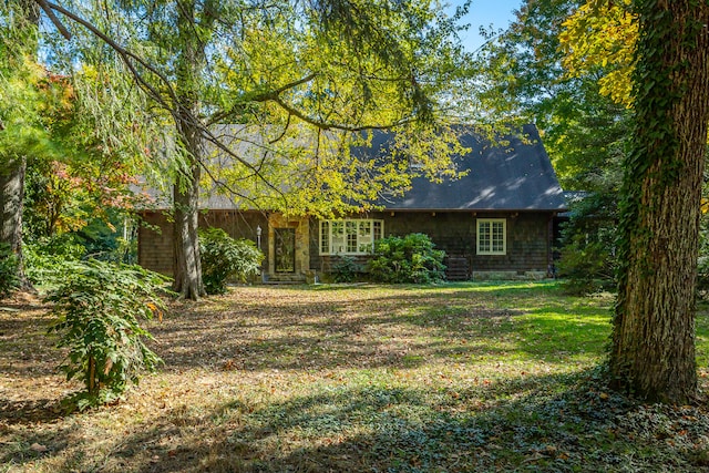 view of front of house with a front yard