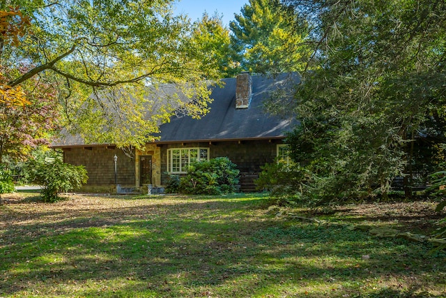 view of front facade featuring a front yard