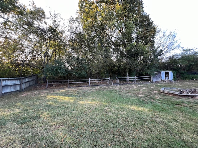 view of yard featuring a storage shed