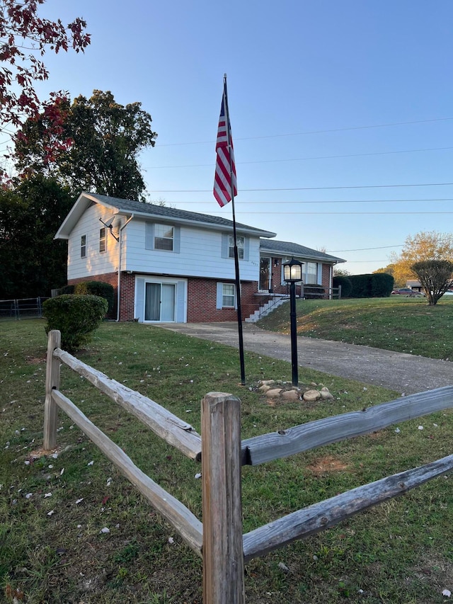 view of front facade with a front yard