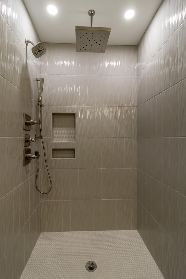 bathroom featuring tiled shower