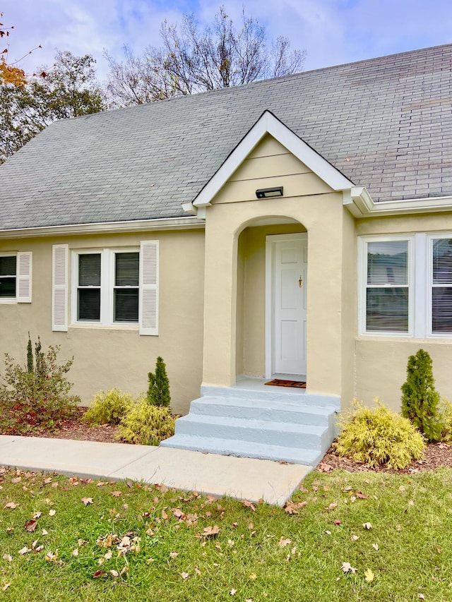 view of front of property with a front yard