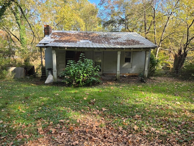 view of outdoor structure featuring a yard