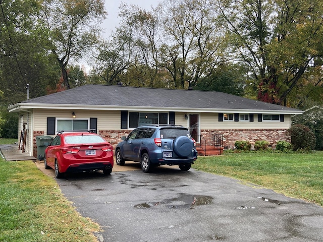 single story home featuring a front lawn