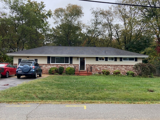 single story home with a front yard