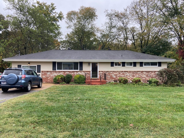 single story home with a front lawn