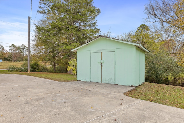 view of outbuilding with a lawn