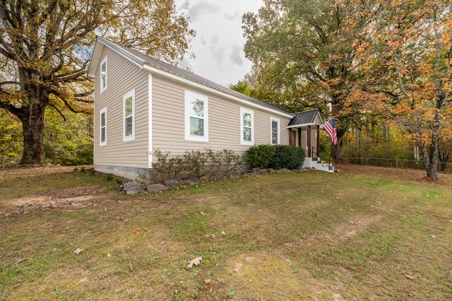 view of front of property featuring a front yard