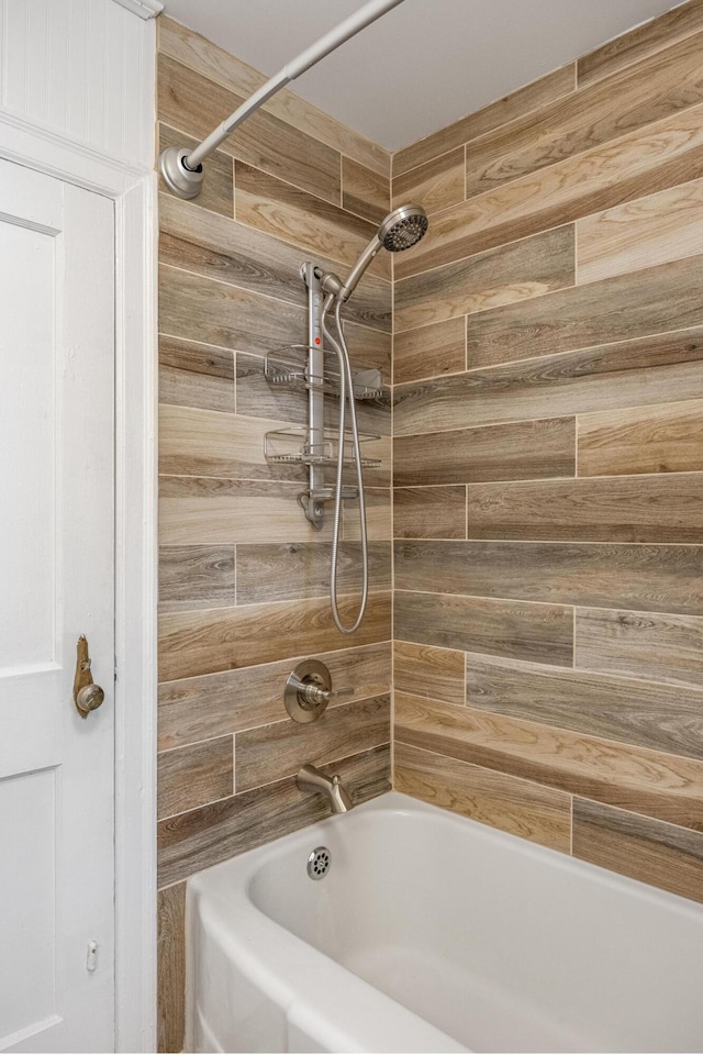 bathroom with tiled shower / bath