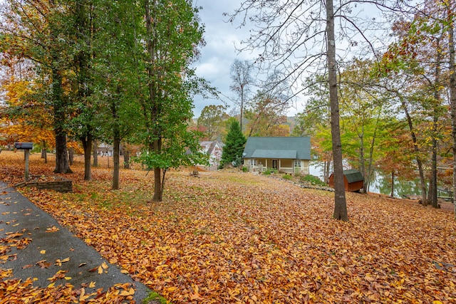 view of yard featuring a water view