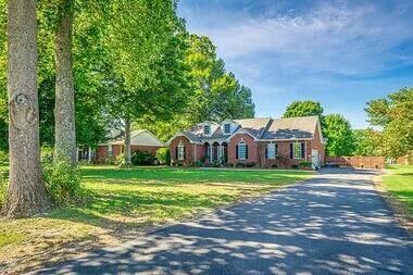 ranch-style home with a front lawn