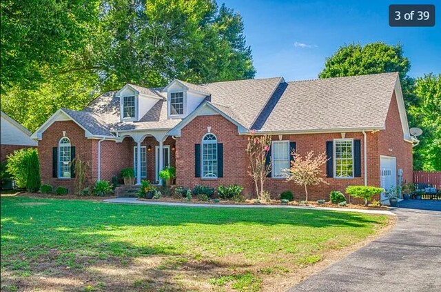 view of front of property featuring a front yard