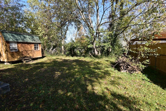 view of yard featuring a storage unit