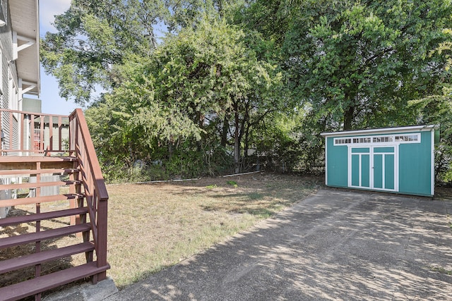 view of yard with a storage unit