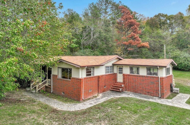 view of front of home with a front lawn