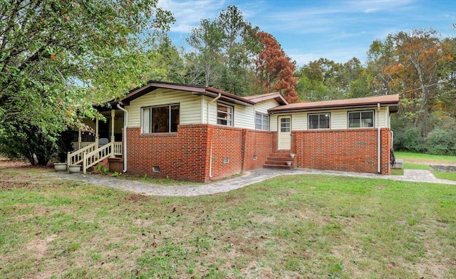 view of front facade featuring a front lawn