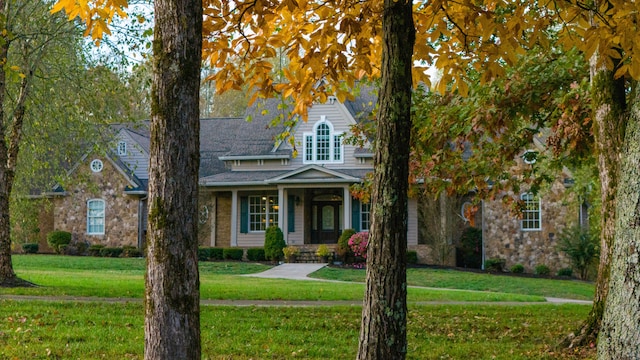 view of front facade featuring a porch and a front lawn