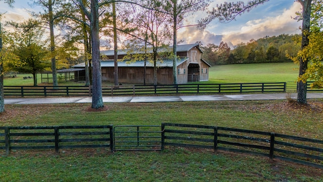 view of yard at dusk