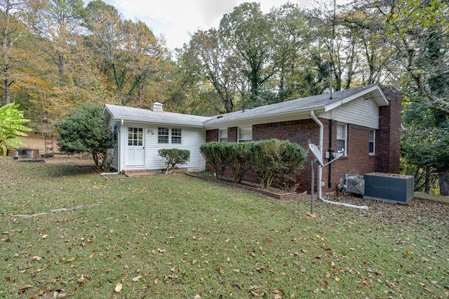 view of front of house with a front lawn